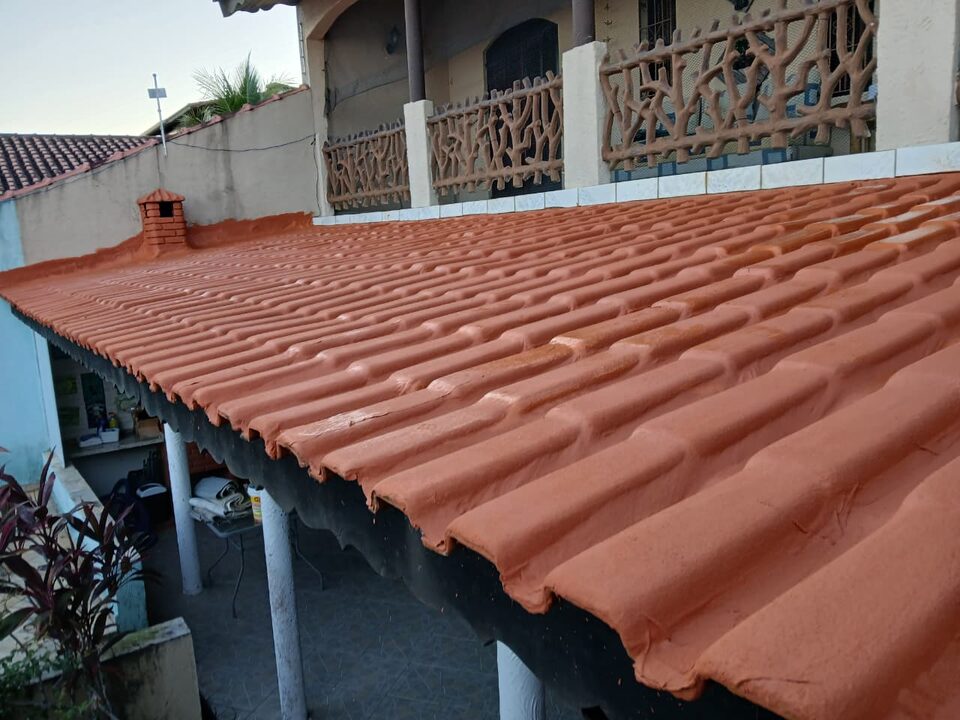 Telhado de telha cerâmica impermeabilizado, com acabamento uniforme e proteção contra infiltração